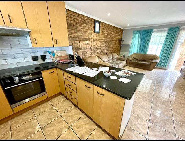 3 BEDROOM TOWNHOUSE FOR SALE IN RANGEVIEW